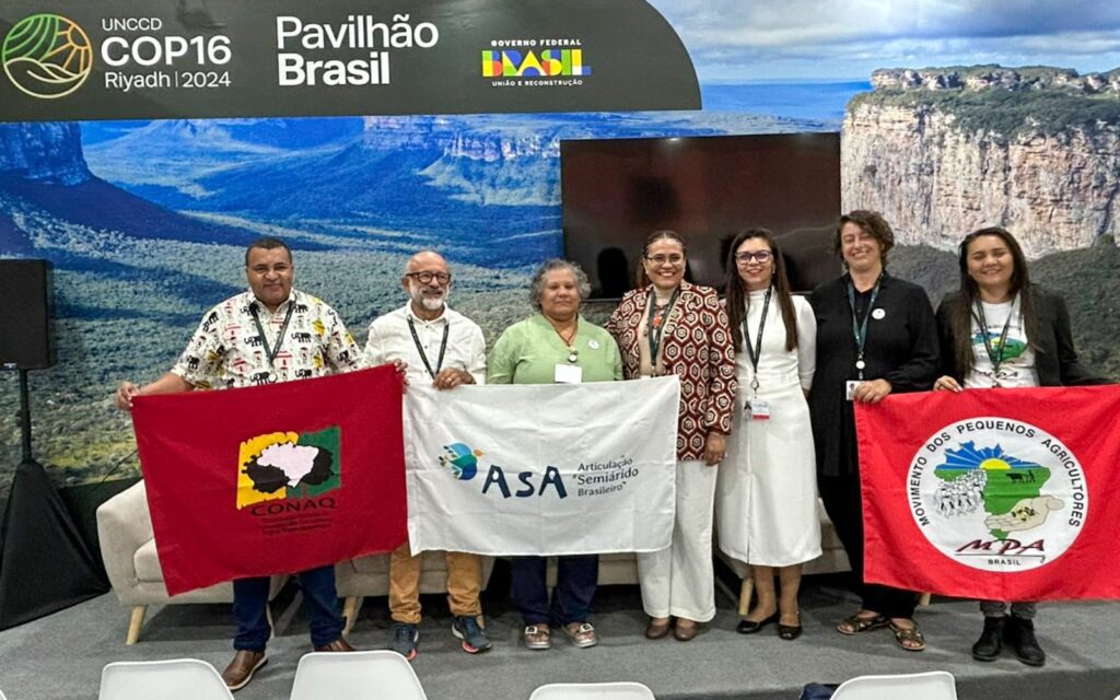 Representantes da ASA seguram bandeiras no pavilhão da da Conferência das Nações Unidas de Combate à Desertificação e Mitigação dos Efeitos da Seca (UNCCD).