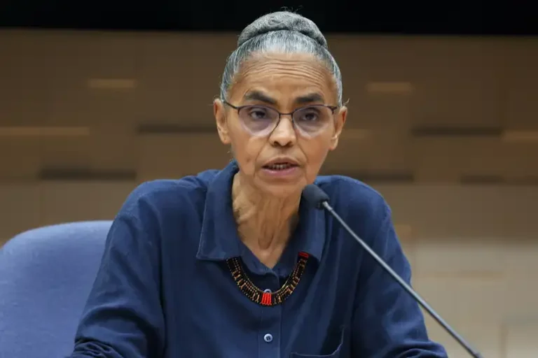 Foto de Marina Silva falando ao microfone