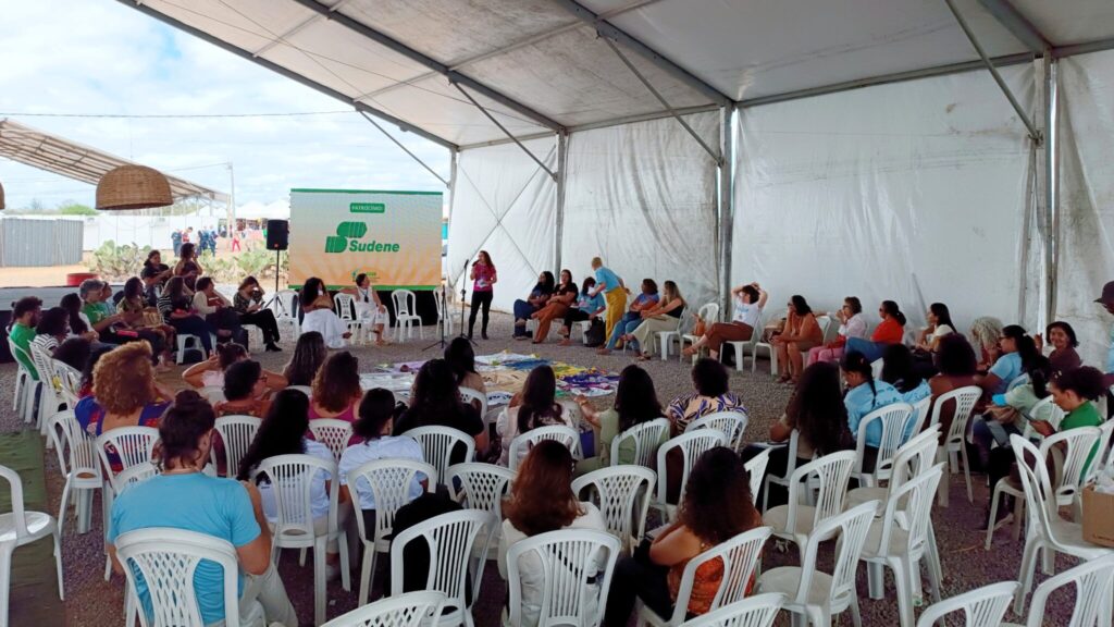 Mulheres sentadas em roda debatendo, durante o Semiárido Show.
