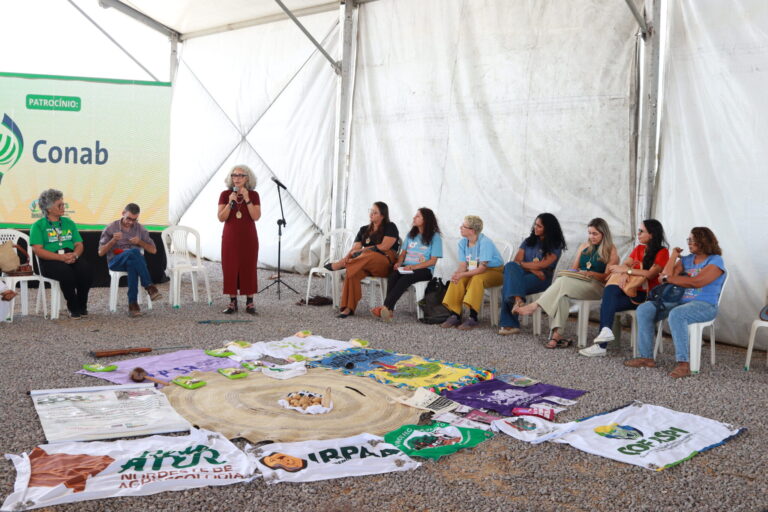 Mulheres sentadas em roda debatendo, durante o Semiárido Show.