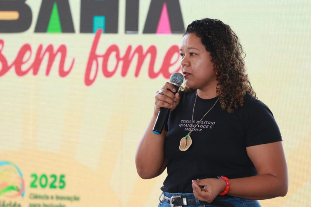 Uma mulher fala ao microfone durante a plenária de mulheres no Semiárido Show.