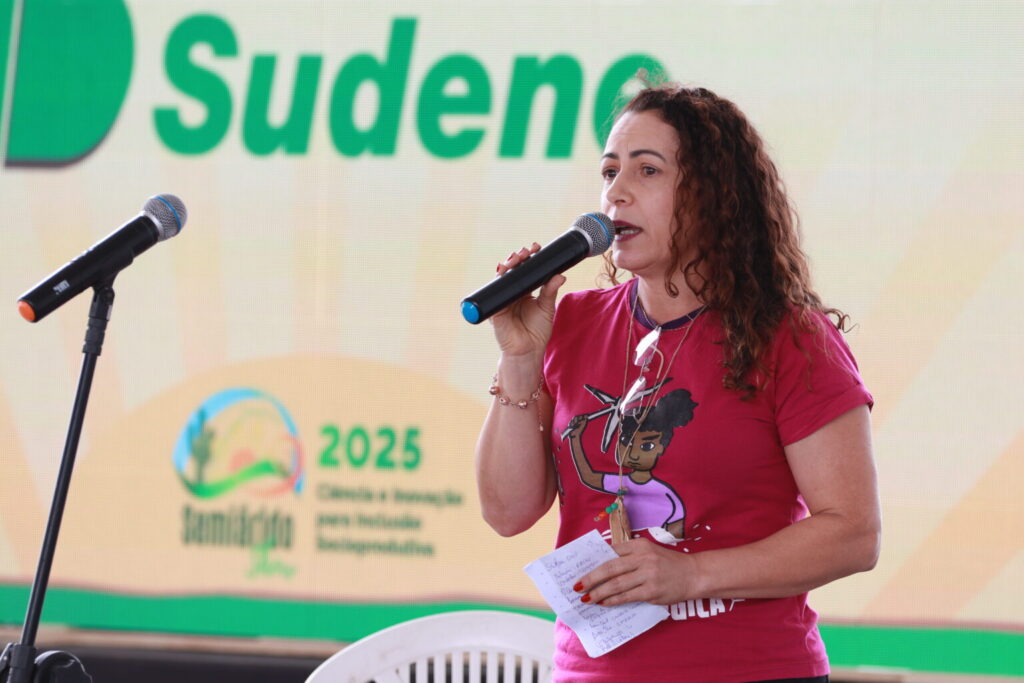 Uma mulher fala ao microfone durante a plenária de mulheres no Semiárido Show.