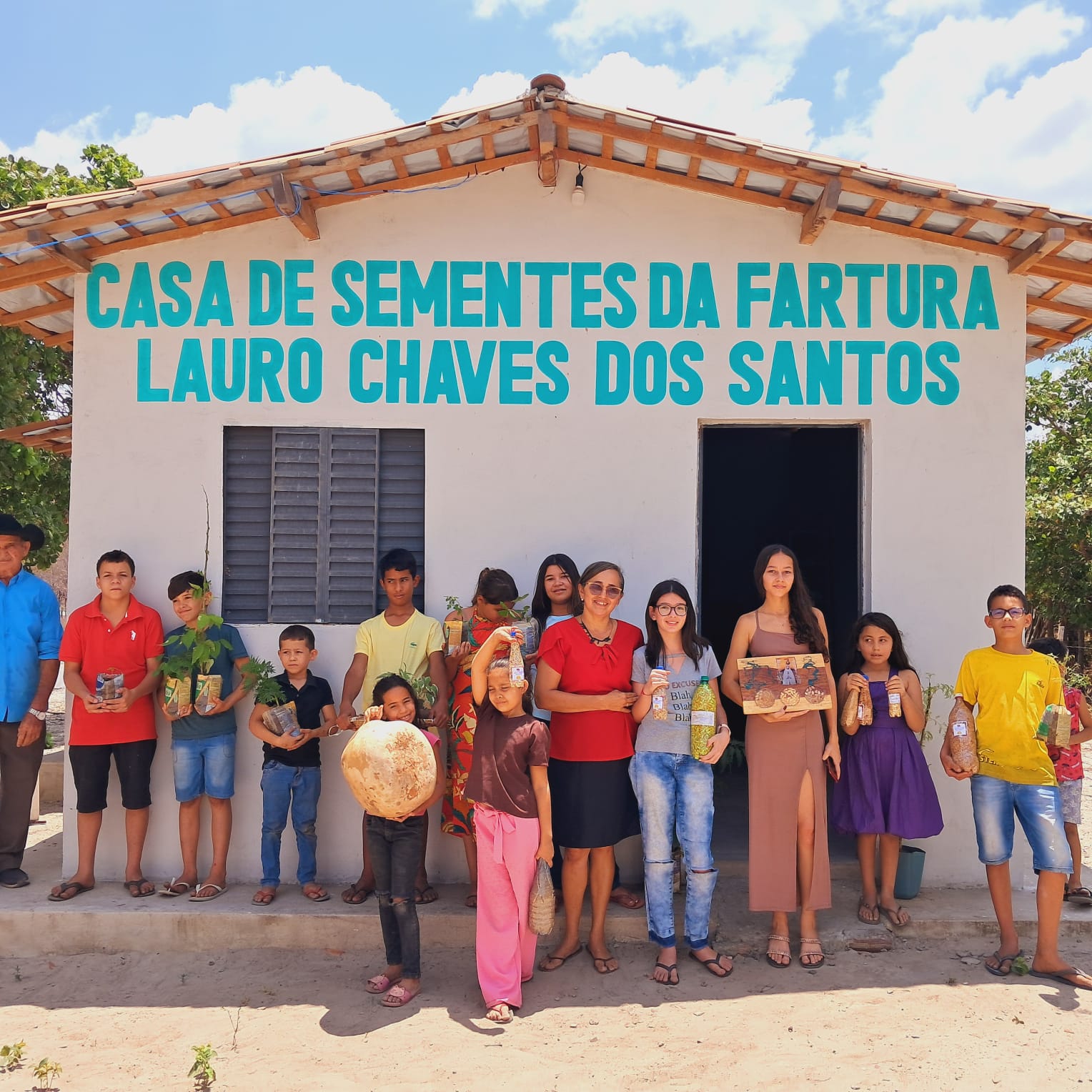 Casa de sementes com suas associadas e associados na frente.