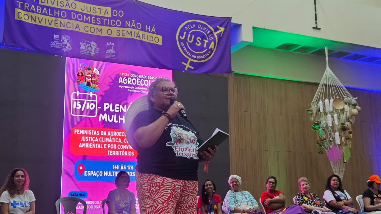 agricultora falando em plenária