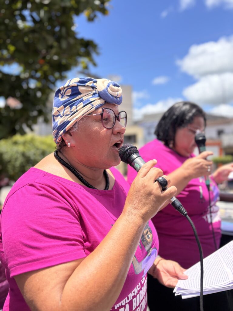 Roselita Victor fala no microfone durante a Marcha pela Vida das Mulheres e pela Agroecologia.