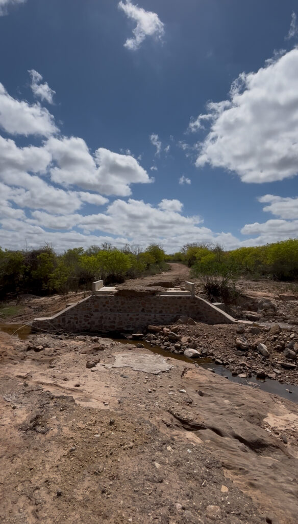 Na foto pode-se ver uma ponte destruída pela chuva.