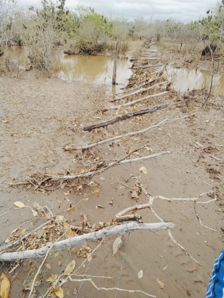 Cerca derrubada pelas fortes chuvas.