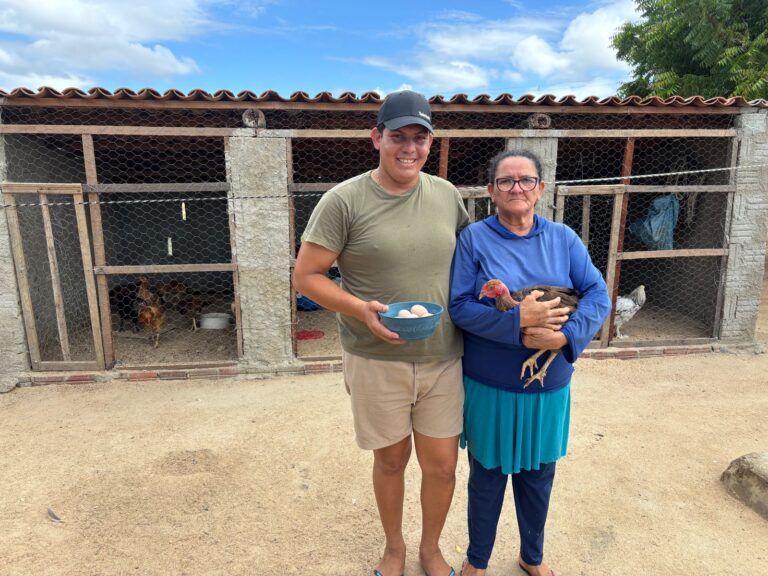 FOMENTO RURAL FORTALECE CRIAÇÃO DE GALINHAS CAIPIRAS NA FAMÍLIA DE TIQUINHO