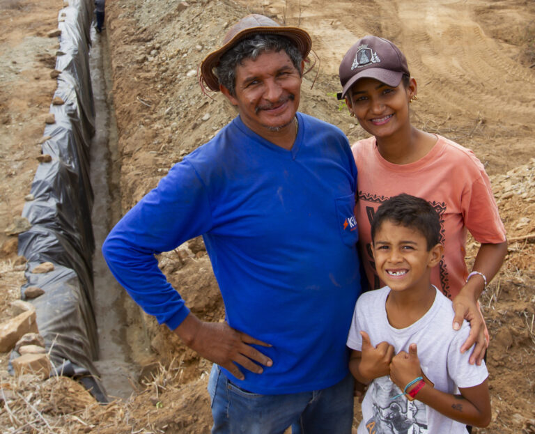 Seu Sabino, Espedita e Enzo Gabriel, de Serra Talhada (PE), estão entre as 1.465 famílias do Semiárido beneficiadas com a barragem subterrânea | Foto: Luciana Ourique/Asacom