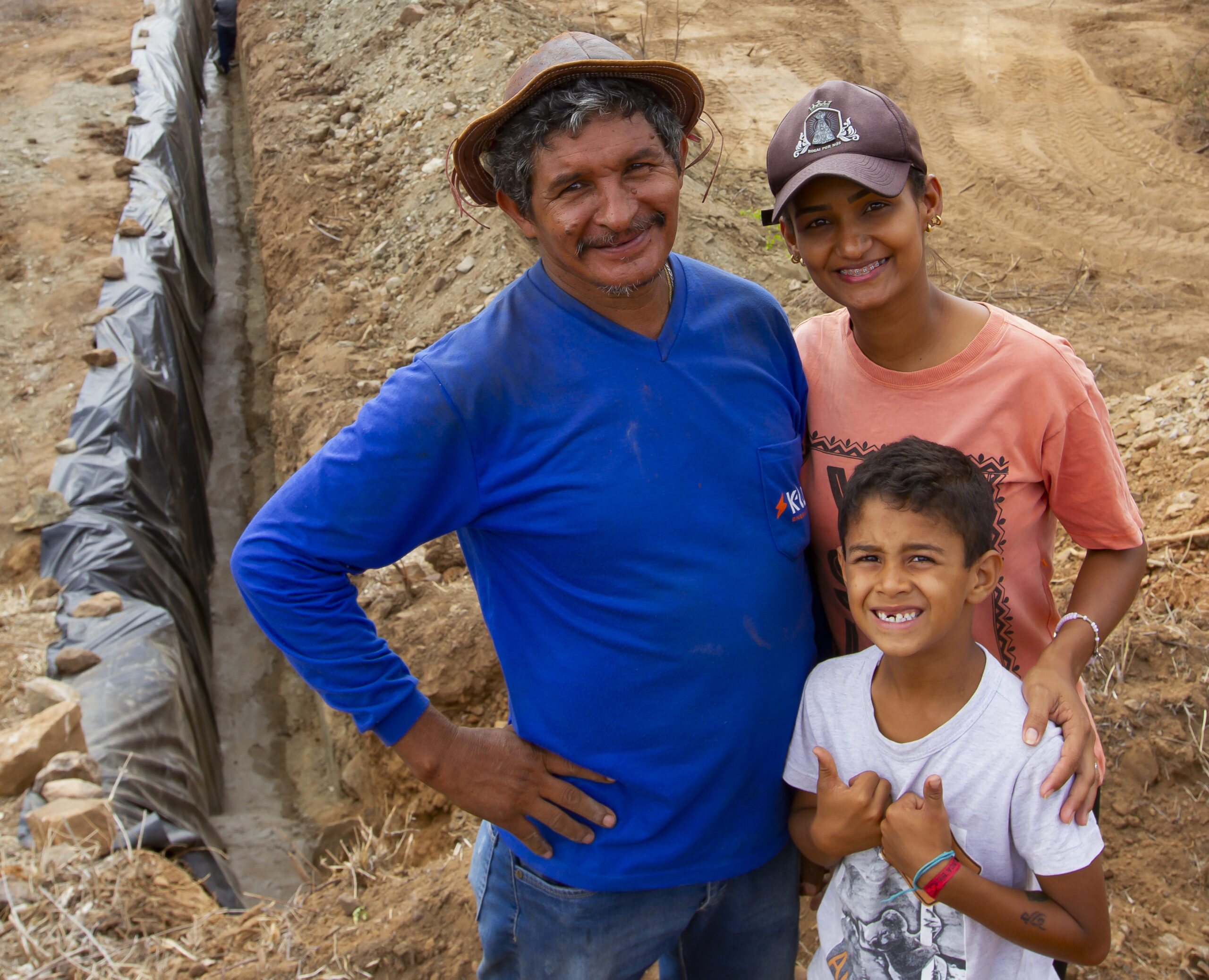 Seu Sabino, Espedita e Enzo Gabriel, de Serra Talhada (PE), estão entre as 1.465 famílias do Semiárido beneficiadas com a barragem subterrânea | Foto: Luciana Ourique/Asacom