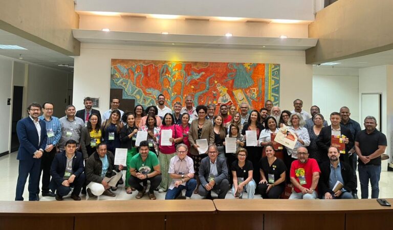 Entrega coletiva das diversas organizações que apoiam o Programa Recaatingar durante a Reunião Ordinária da Comissão Nacional de Combate à Desertificação, no dia 12 de maio, em Brasília (DF).