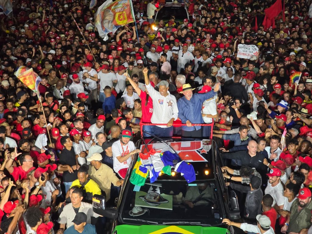 Lula e Jerônimo, governador eleito da Bahia, em trio elétrico durante o ato de Lula em Juazeiro (BA) e Petrolina (PE).